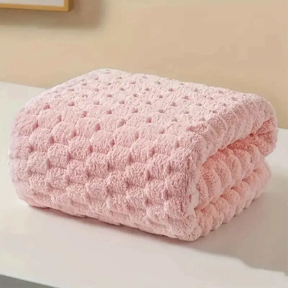 Cozy Cloud-Grid Coral Fleece Bath Towel - Soft Texture, 70×140 cm, 4-Color Options (Off-White, Gray, Blue, Pink) for Bath Decor