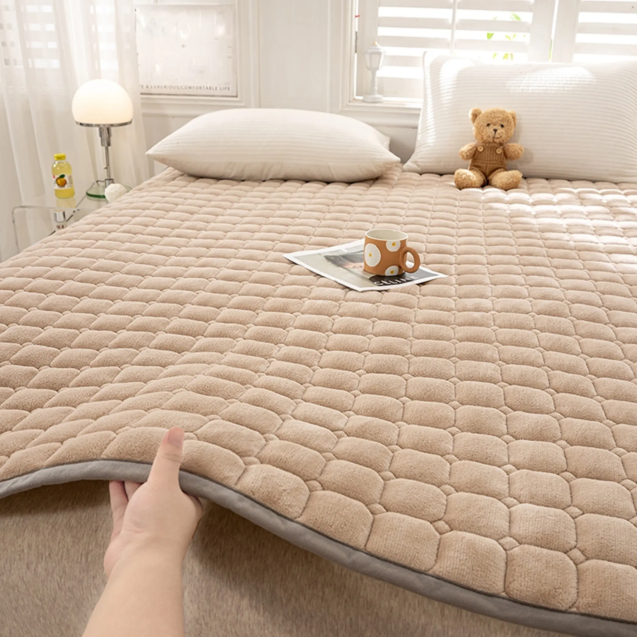 Soft, Luxurious Velvet 1pc Thick Checkered Mattress Cover - Warm, Comfortable, Foldable, And Breathable Bedspread Protector For Autumn And Winter - Soft, Durable Bedding For Bedroom, Dorm, And Home