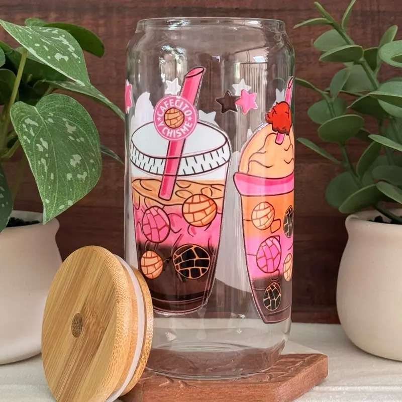 Cafecito y Chisme Concha Glass Can Cup with Bamboo Lid