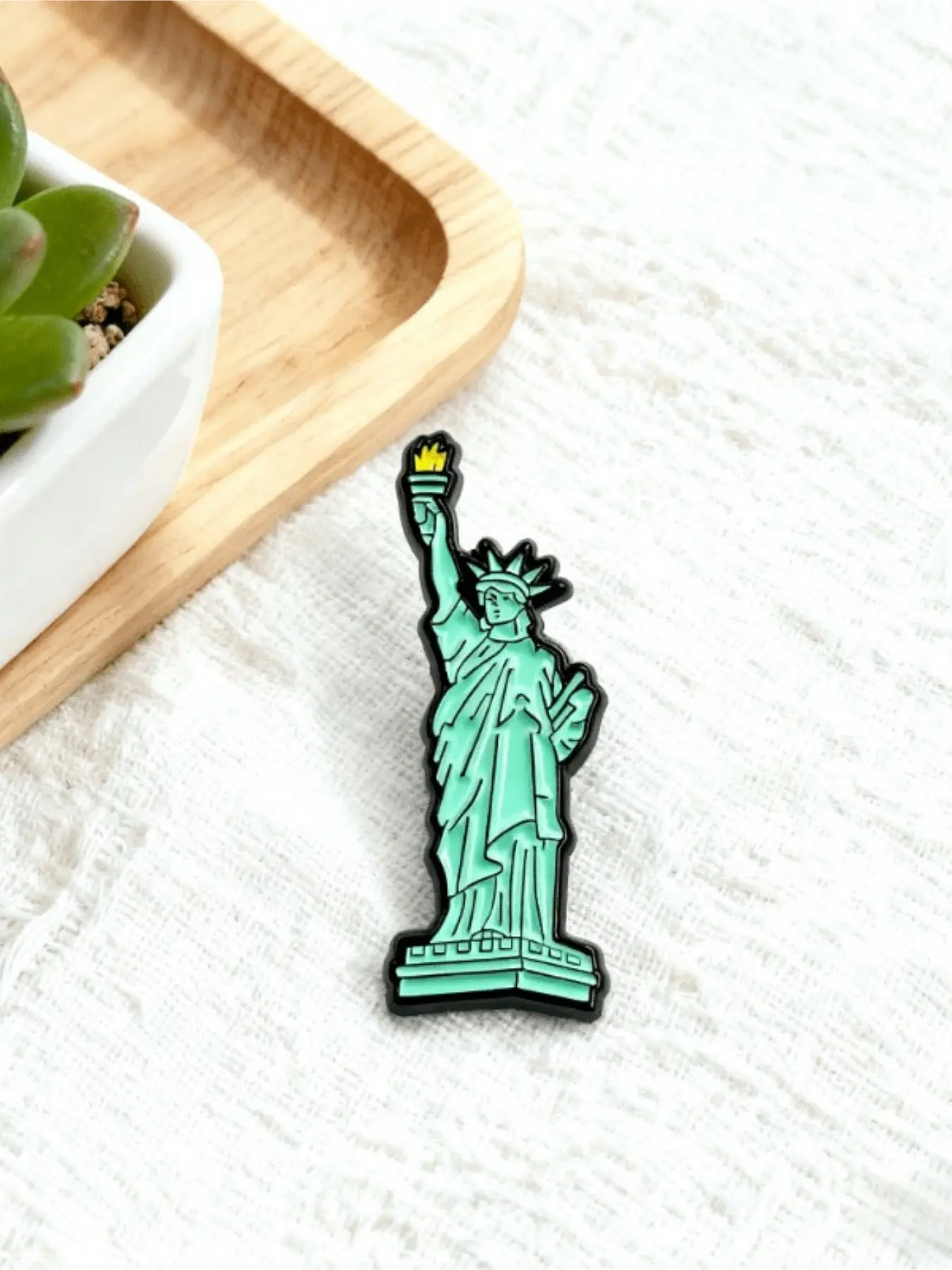 Statue of Liberty Enamel Pin | Travel-Inspired Brooch Pins | Iconic Landmark Lapel Pin for New York & USA Lovers | Fashion Accessory Gift for Travel Enthusiasts, Men