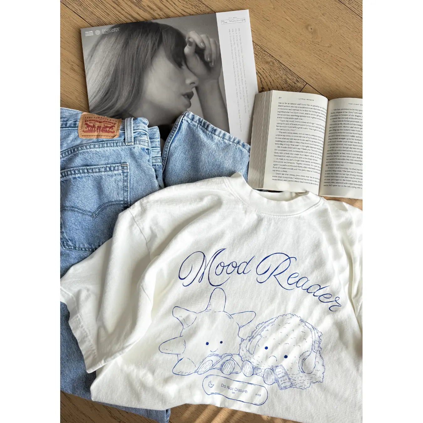 mood reader tee in off-white