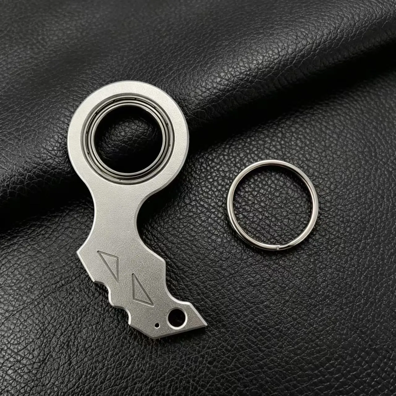Novelty Aluminum Alloy Karambit Spinner Keychain - Silent Rotating EDC Fidget Toy, Anti-Anxiety Relief Fashion Accessory, Keychain for Car Keys, Mini Gadgets for Purse