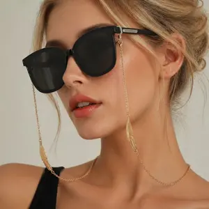 Exquisite Gold Eyeglass Chain with Feather Pendant - Lightweight Anti-Loss Eyeglass Strap, the Best Gift for Mom
