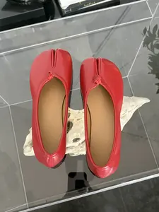 Retro-toe flat shoes are popular in summer. These simple, smooth, plain horse-shoe design ladies' daily shoes feature a retro-fashional look, suitable for casual, light, and elegant styling.