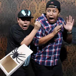 Scary Spider Box, realistic and terrifying gift box, adult prank novelty gift, suitable for Halloween, Christmas, April Fool's Day, and graduation party gifts.