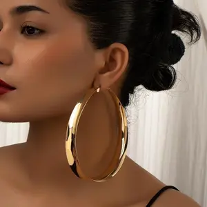 1 Pair Fashionable Minimalist Luxury Exaggerated Metal Hoop Earrings, Sexy Style, Golden Tone Statement Jewelry for Women