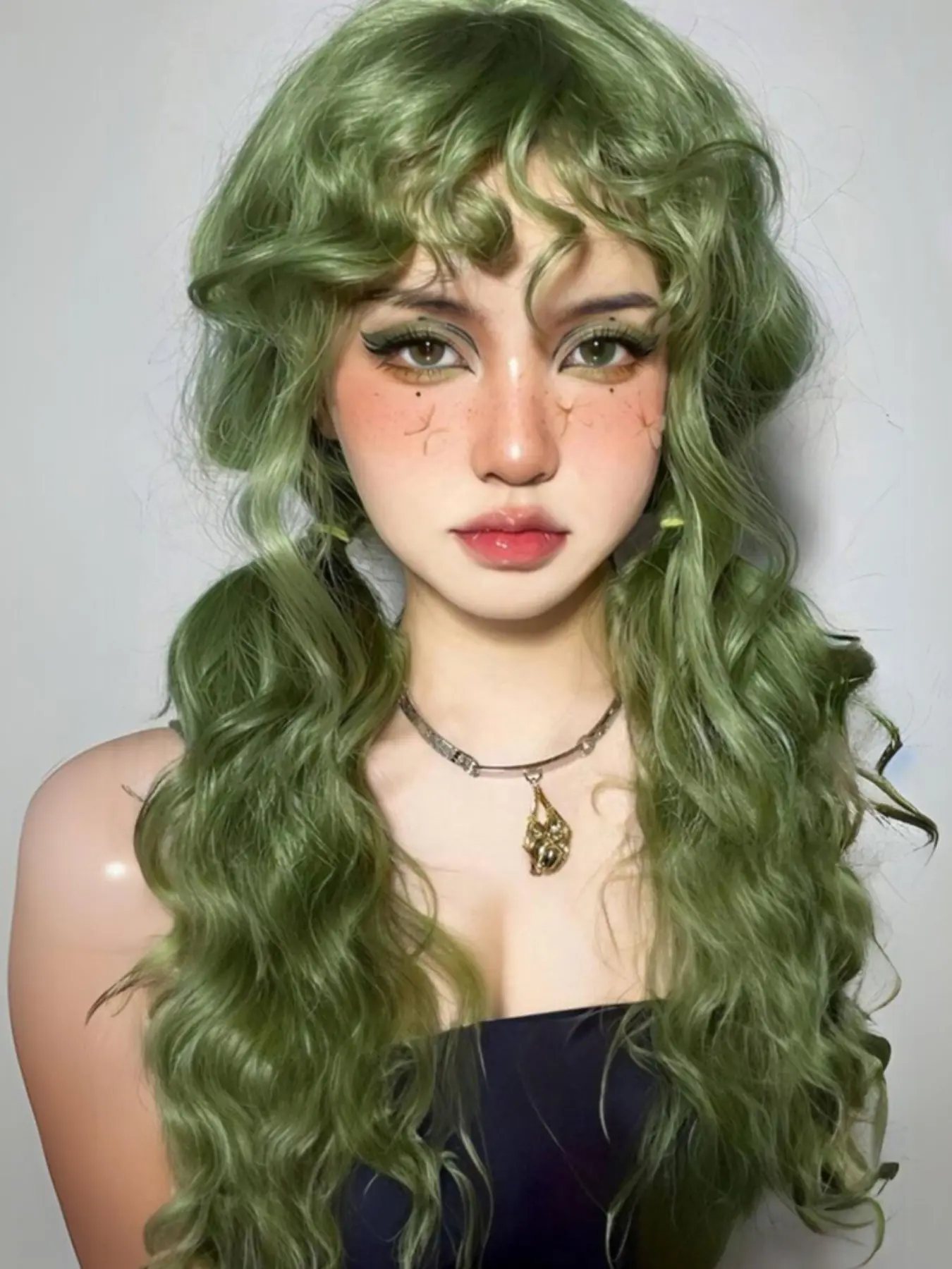 Long Curly Green Wave Synthetic Wigs with Bangs for Women Christmas Grass Green Cosplay Wigs Daily Natural Hair Heat Resistant Synthetic Wavy Hairstyle Synthetic Fiber Wig