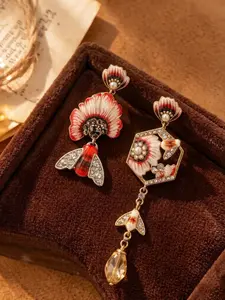 A pair of fashionable enamel floral and bee-shaped earrings with yellow crystal pendants, suitable for both daily commuting and vacation dates, and also a delightful and exquisite small gift.