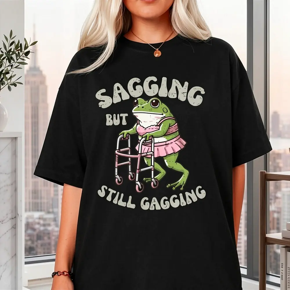 Sagging But Still Gagging Frog Funny Cringe Meme Women Men T-Shirt