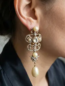 A pair of water droplet pearl pendant earrings with antique gold hollowed out carvings, matched with imitation diamonds and pearl embellishments, with a classical palace texture, suitable for retro dressing, light banquets, and formal occasions.