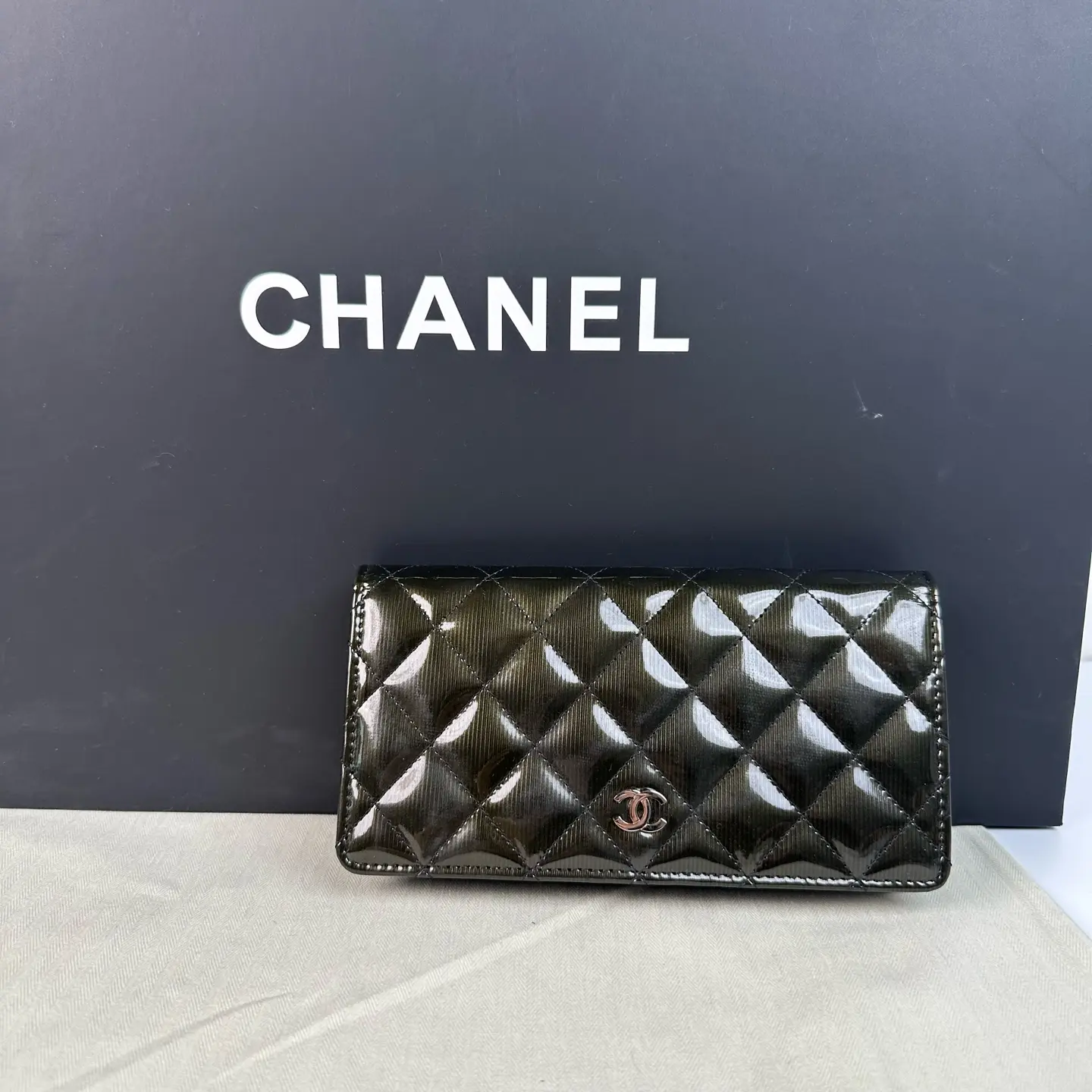 Pre-owned CHANEL Grey Quilted Patent Wallet TK0296 CC0414