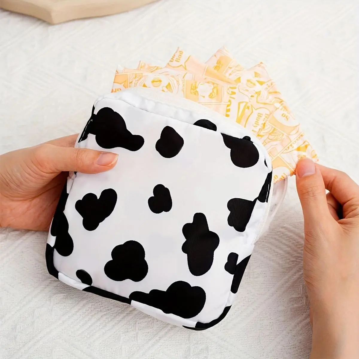 Portable Zipper Sanitary Towel Travel Storage Bag, Designed for Girls Women Ladies, Practical Organizer for Storing Sanitary Pads