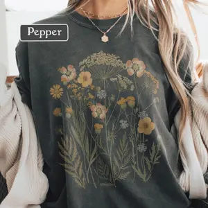 Comfort Colors Wildflower T-shirt, Pressed Flower Graphic Tee, Boho Botanical T-shirt With Vintage Meadow Flowers, Nature Top For Women