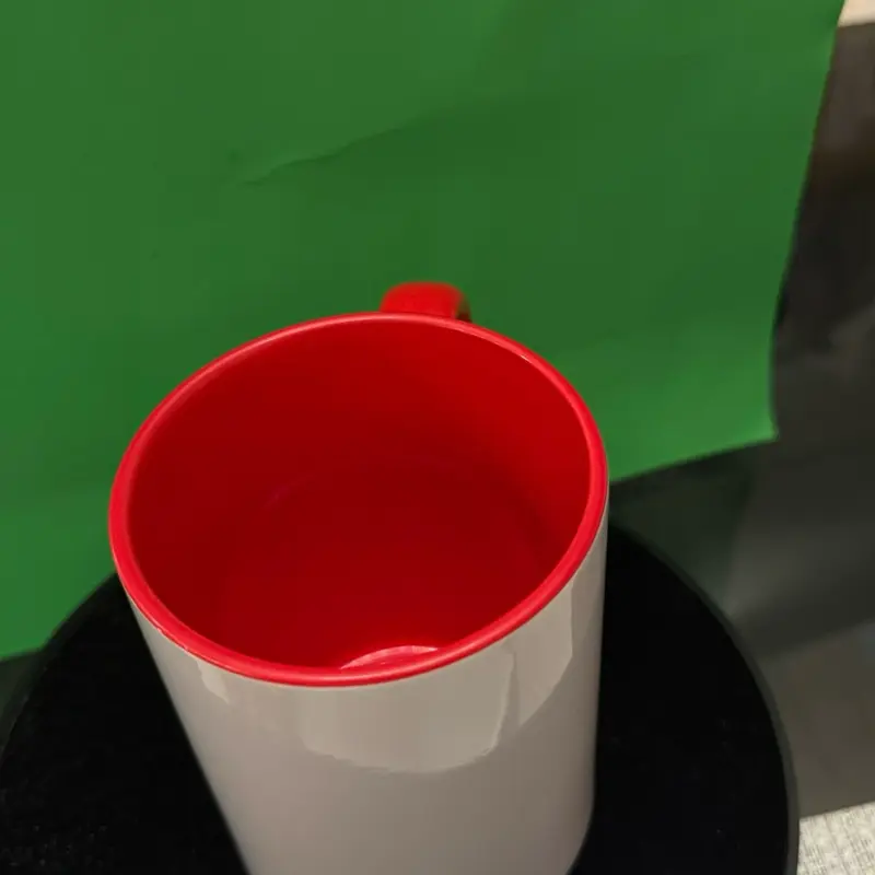 Taza personalizable oreja y fondo rojo