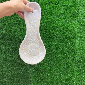 Porta Spoon Relieve (Cielito Lindo) color Arena Blanco.