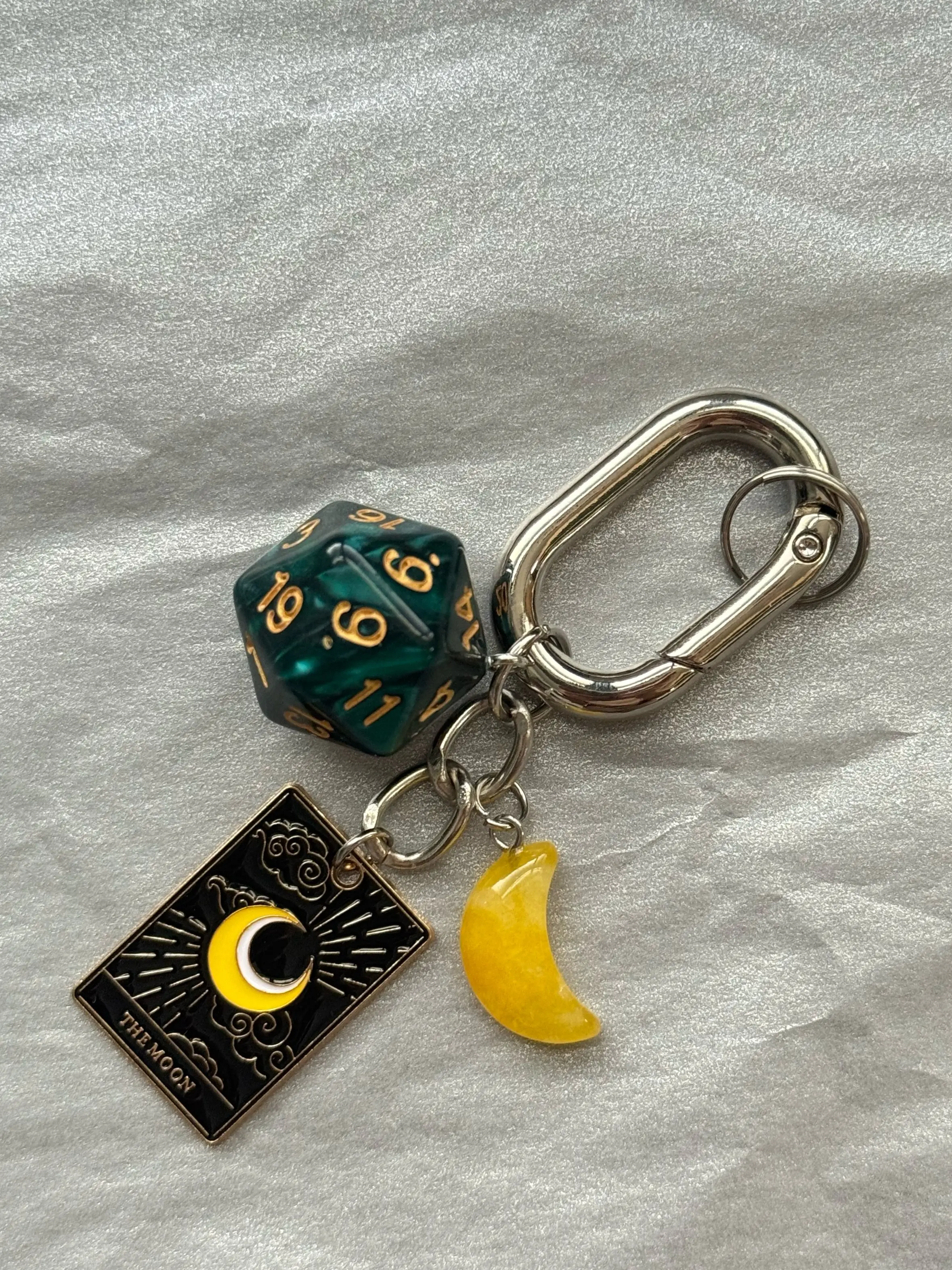 Tarot Keychain Bag Charm, Moon Dice Keyring Pendant, Large Arcana Tarot Card Accessory, Unique Gift for Tarot Enthusiasts, Stylish Keychain, Keychain Charms, Keychain for Bags, Keychain Accessories
