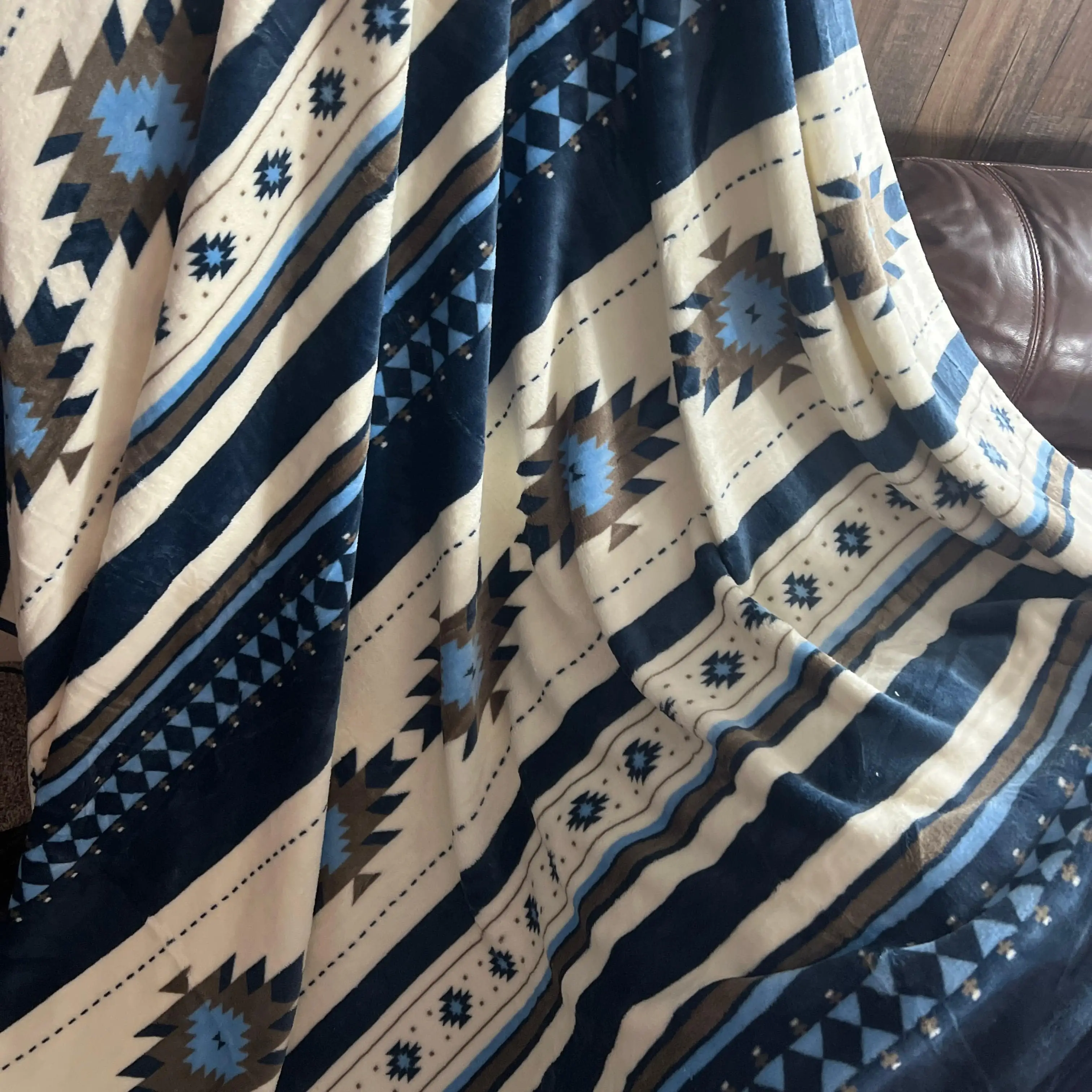 z Sandtooth Soft Oversized Blanket 82"x90"