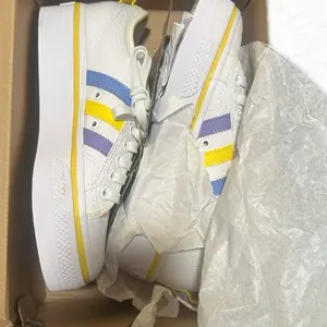 Casual Fashion Sneakers Unisex Comfortable Sport Shoes with Box - White with Yellow and Purple Stripes