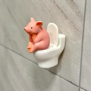 [New toilet tie] Toilet piggy figurine ornament, cute animal design, desktop home goods, room decoration creative transformation of small items