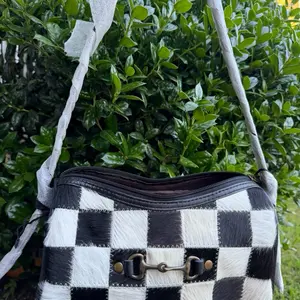 Black & white checkered leather purse with gold hardware #leather