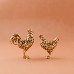 [Brass Feng Shui Tea Pet Decor] 2pcs Metal Rooster & Hen Figurines, Chinese Zodiac Collectible Desk Ornaments, Antique-Style Feng Shui Brass Chicken Statues, Non-Electric Tea Pet Decor for Home and Living Room Amulets