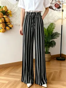 Women's black and white vertical striped wide-leg pants, Casual Comfy Trousers, with an elastic waistband and a flowing fit. The fabric is lightweight and breathable. Suitable for relaxed and casual occasions