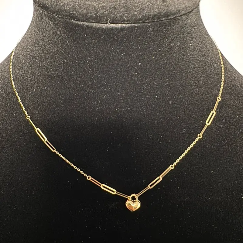 Delicada cadena con dije de corazón