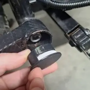 Razor Swingarm Cap Air Tag Holder