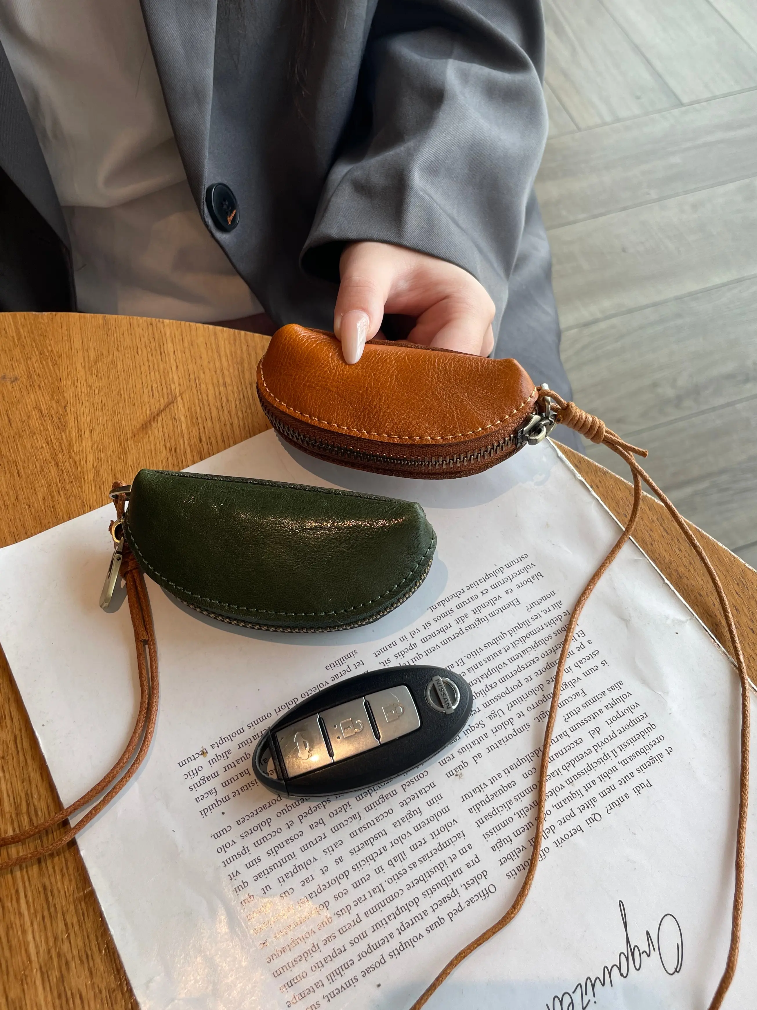 Mini Elegant Leather Lipstick Case, Vintage Mini Wallet, Unisex Hanging Neck Pouch, Compact and Stylish, Perfect for Men and Women, Vintage Cosmetic Bag, Cosmetics Bag, Makeup Pouch