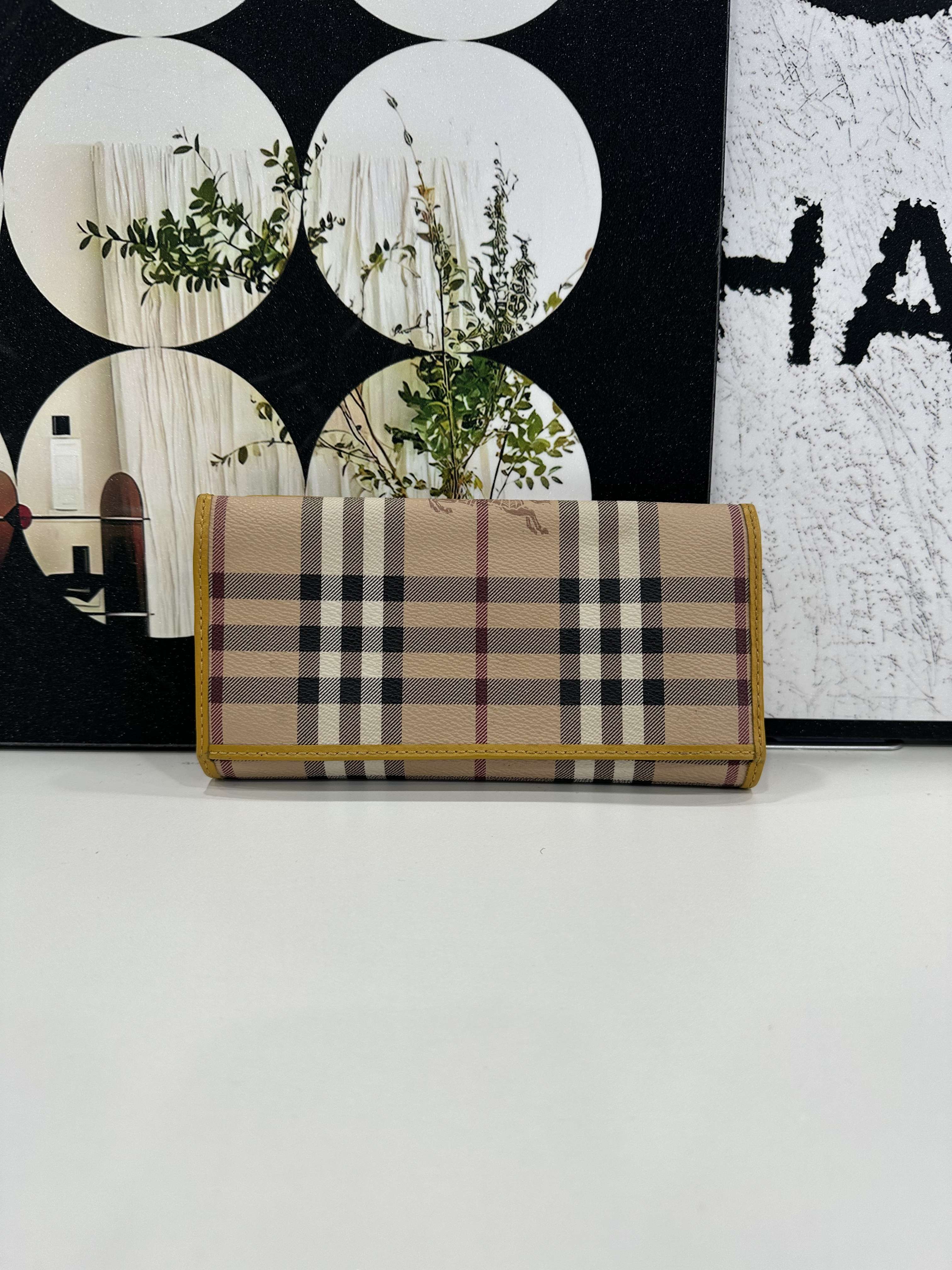 Pre-owned BURBERRY Check Compact Wallet – Beige – Classic Print