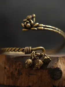 Lotus Flower & Coin Charm Bracelet, Buddhist Style for Blessing, Abundance and Spiritual Jewelry, 1pc, Women's Fashion Accessory