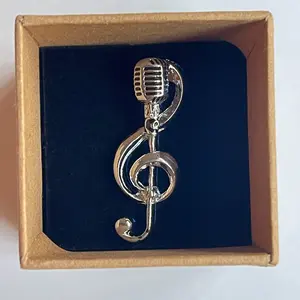 Music Mic Brooch Pin - Elegant Music-Themed Accessory with Microphone Pin for Musicians and Music Lovers