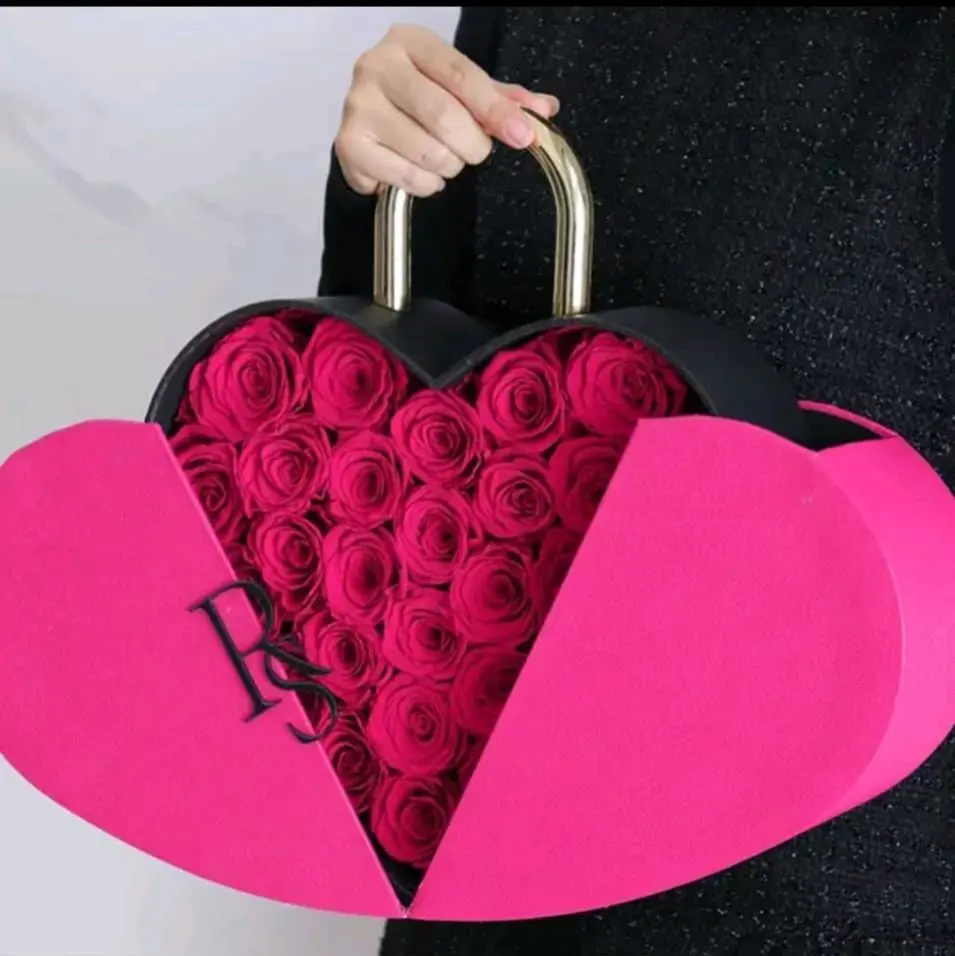 Hermoso estuche en forma de corazon con rosas eternas