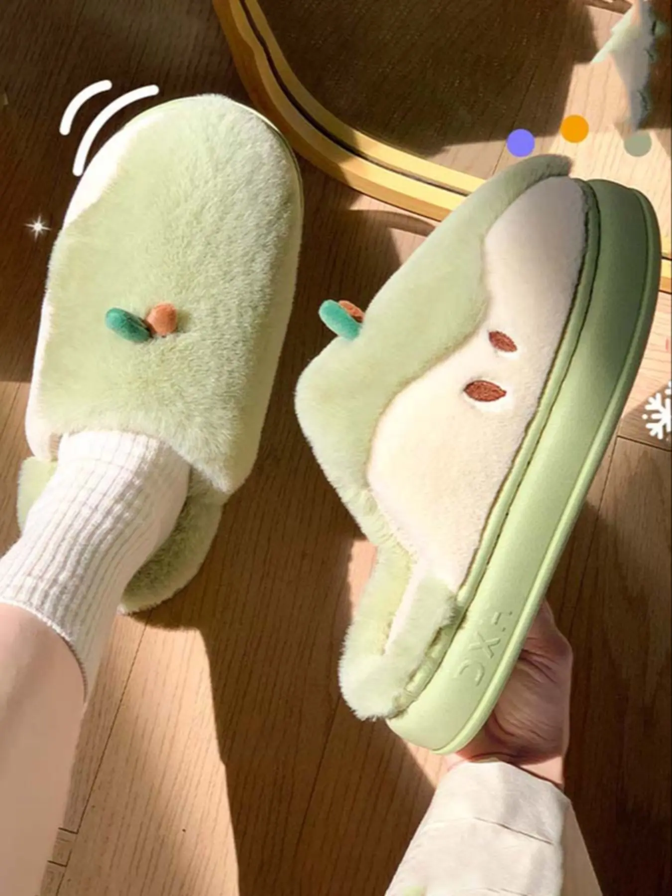 New Cute Plush Apple Winter Indoor Home Warm Fleece Lined, Outdoor Wearable Comfortable Casual Shoes Fuzzy House Slippers Soft Slippers for Women & Men