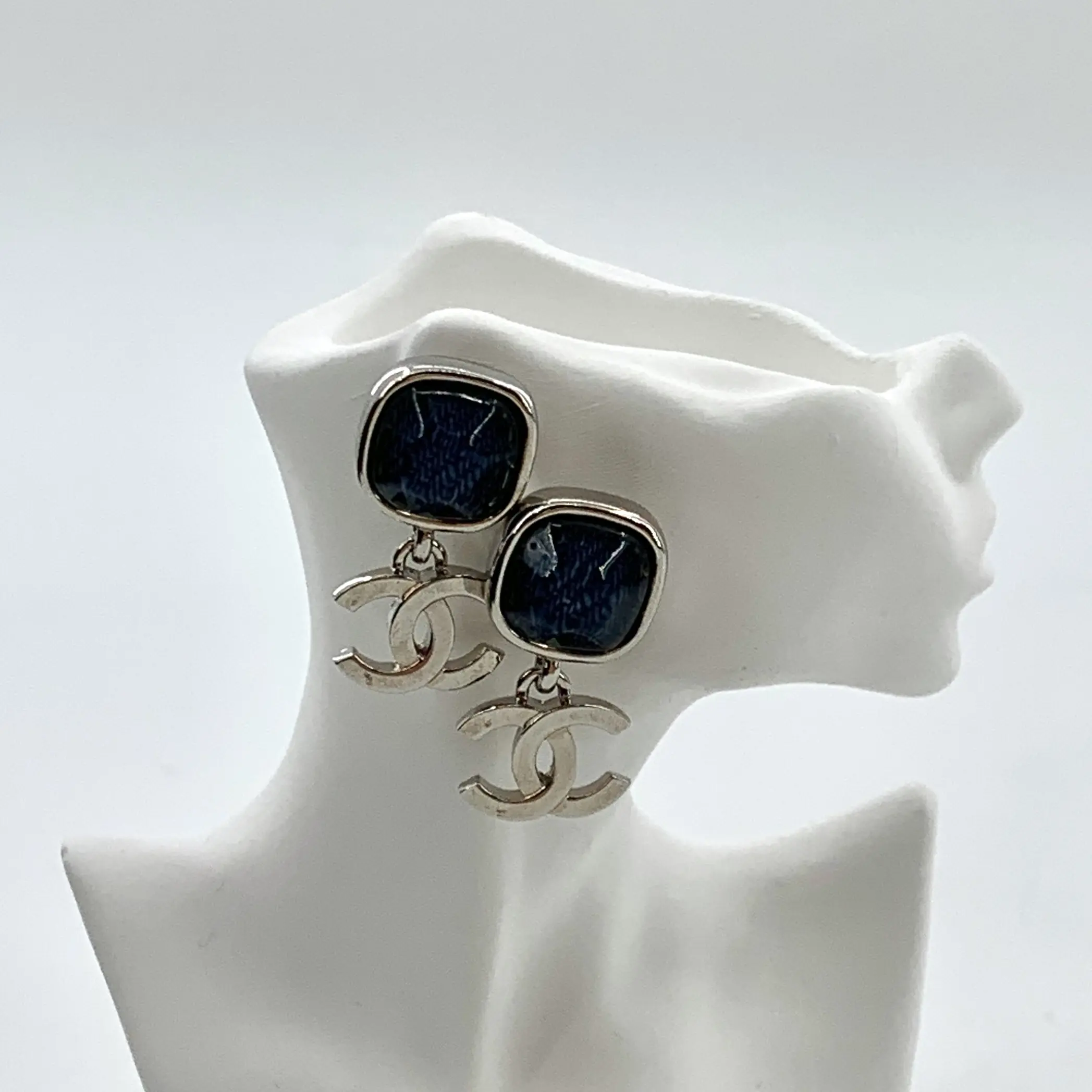 Pre-owned RDLT Chanel Silver CC Logo Blue Crystal Stud Earrings H35820