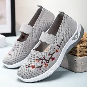 Women's shoes, versatile casual shoes, large-sized embroidered shoes, soft-soled, comfortable, not tiring to the feet, lightweight single shoes flat