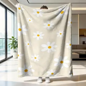 Flannel Blanket with Daisy Pattern, Soft and Warm,Baby blankets and adult blankets Ultra Cozy Skin‑Friendly Throw for Sofa Bedroom Nap Time, Multi‑Scene All‑Season Use, Ideal Mother’s Day Graduation Spring Holiday Decorative Throw Blanket for Gifting