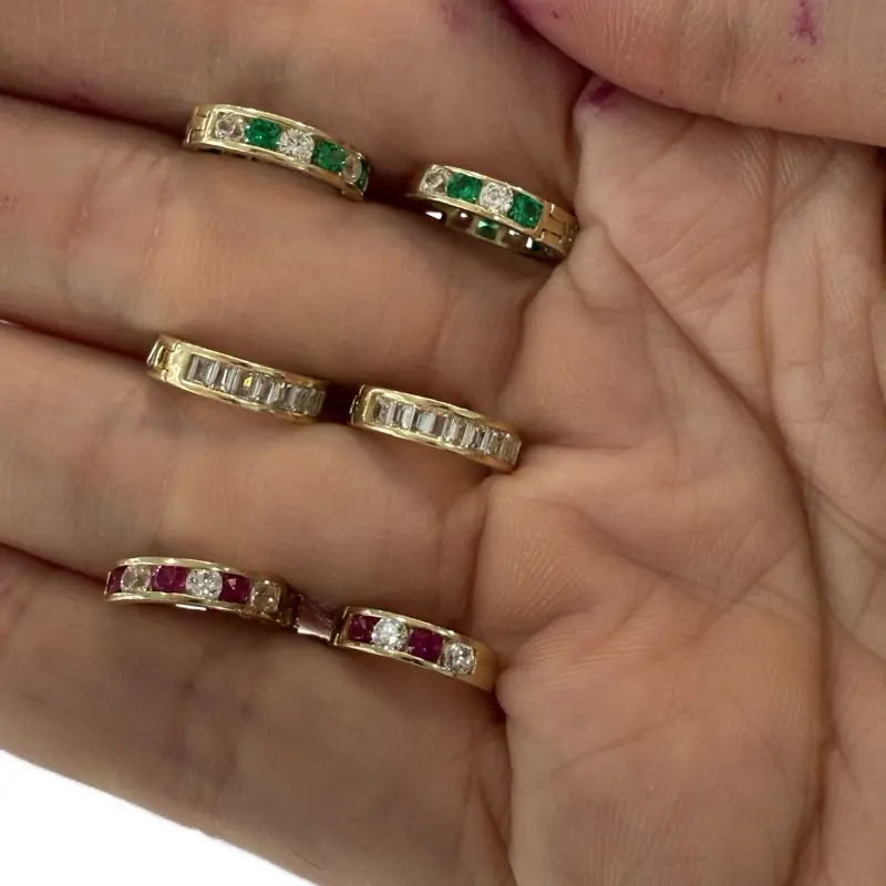 14K Gold Arracadas Pequeñas with Zirconias - Elegant Gold and Stone Detailing Jewelry Piece