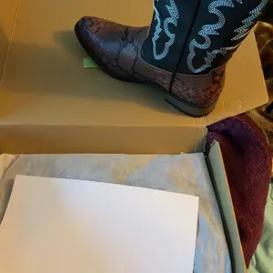 CELNEPHO Mens Cowboy Boots Pointed Toe Classic Embroidery Chunky Block Heel Mid Calf Boots Easy Pull on Tabs Western Vintage Country Work Outdoor Festival Riding Durable Boot