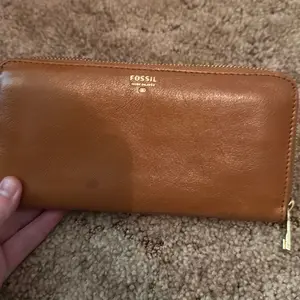 Fossil Wallet - Brown Leather with Zip Closure, Minimalist Design, Ideal for Everyday Use