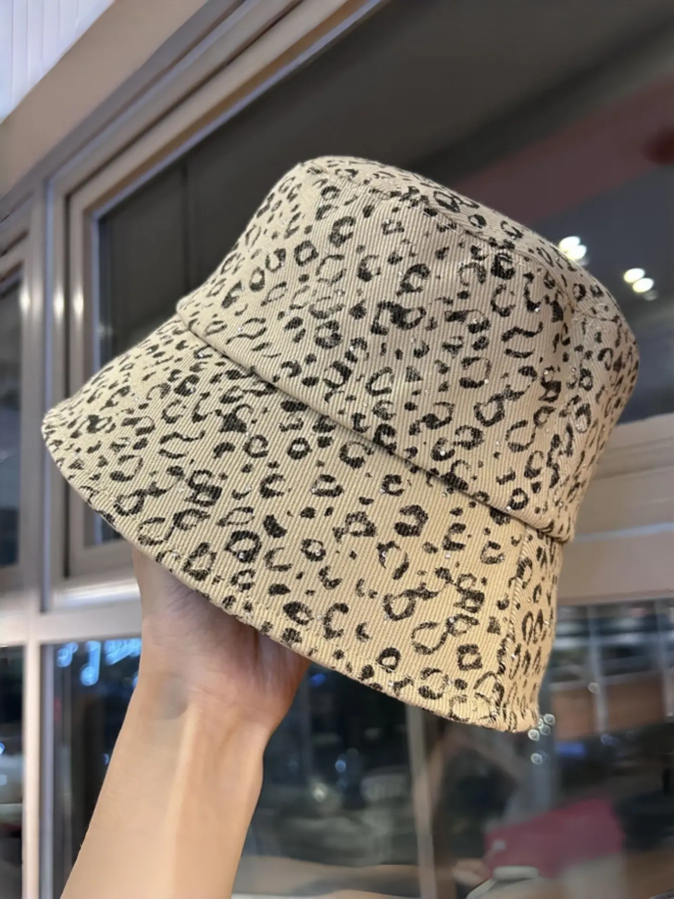 Women's Leopard Print Fisherman Hat with Rhinestones, Small Head Circumference, Wide Brim Sun Hat for Spring and Fall, Versatile Bucket Hat