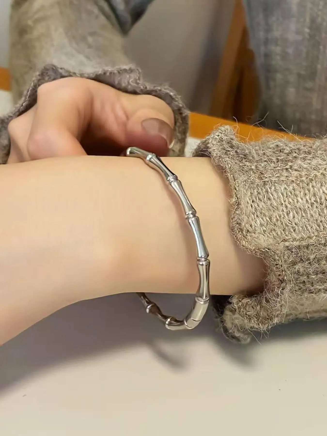 1 fashionable geometric oval bamboo knot women's bracelet, with a light luxury and elegant style suitable for daily wear, the perfect gift for women