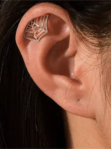 1pcs of Silver-plated Gothic Spider Earrings, Suitable for Both Men and Women. A Unique Ear Hole Piercing Accessory, Perfect for Halloween Party Jewelry and A Romantic Gift for A Couple.