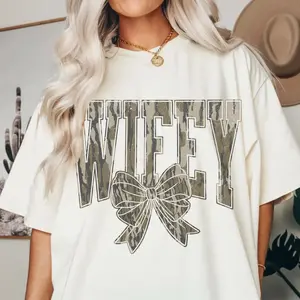 Camo Wifey Graphic Tee – Cute Camouflage Bow Print T-Shirt for Brides, Newlyweds & Wives, Casual Top for Everyday Wear & Wedding Vibes, Coquette Hunting Wife Shirt