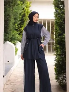 طقم رياضي محتشم كحلي للمحجبات بأكمام مخططة – طقم أنيق من قطعتين -Modest Sportswear Set for Hijab Women with Striped Sleeves – Elegant 2-Piece Set