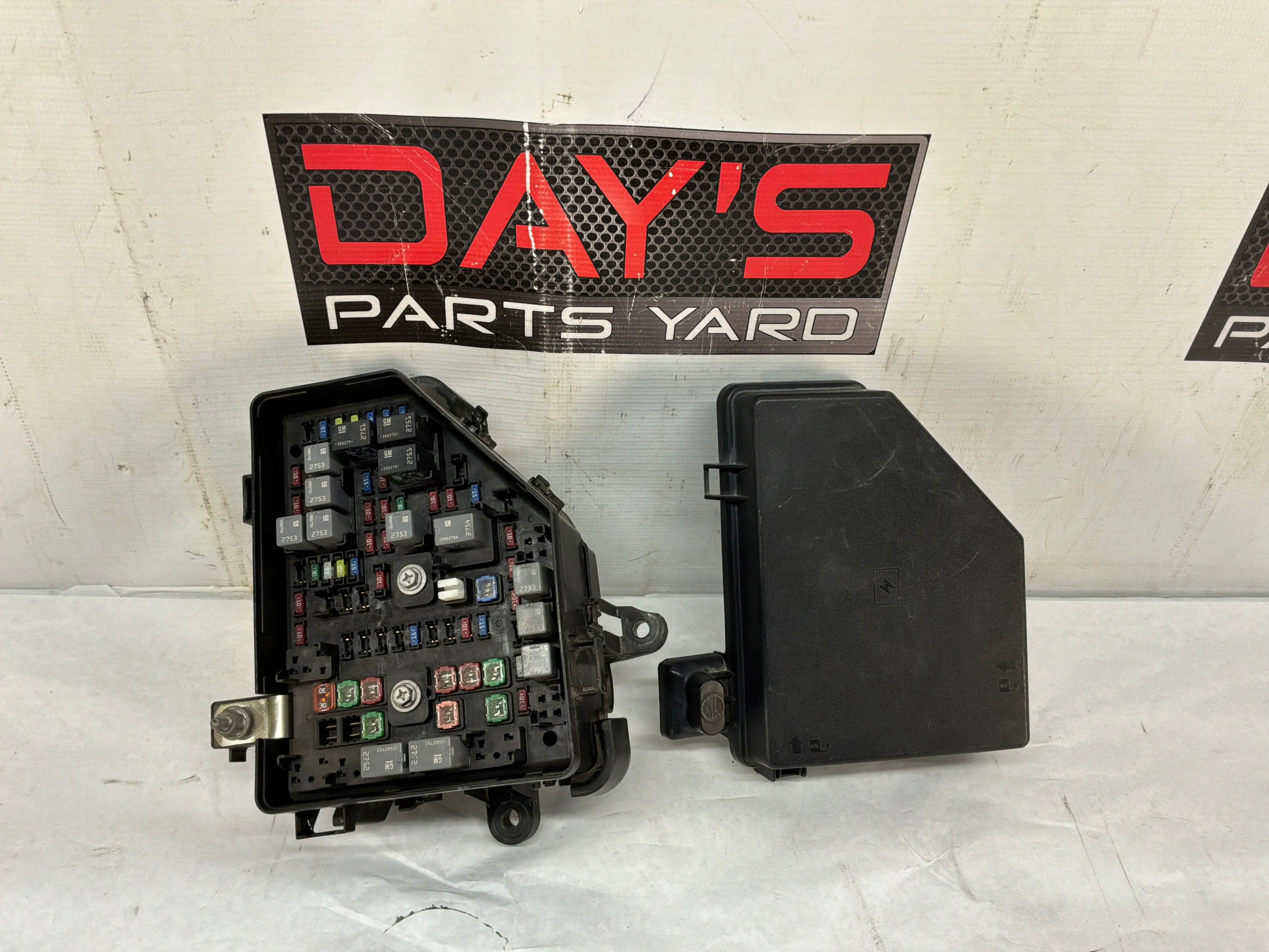 2012 Chevy Caprice PPV Engine Bay Fuse Relay Box Block w/ Cover Lid OEM