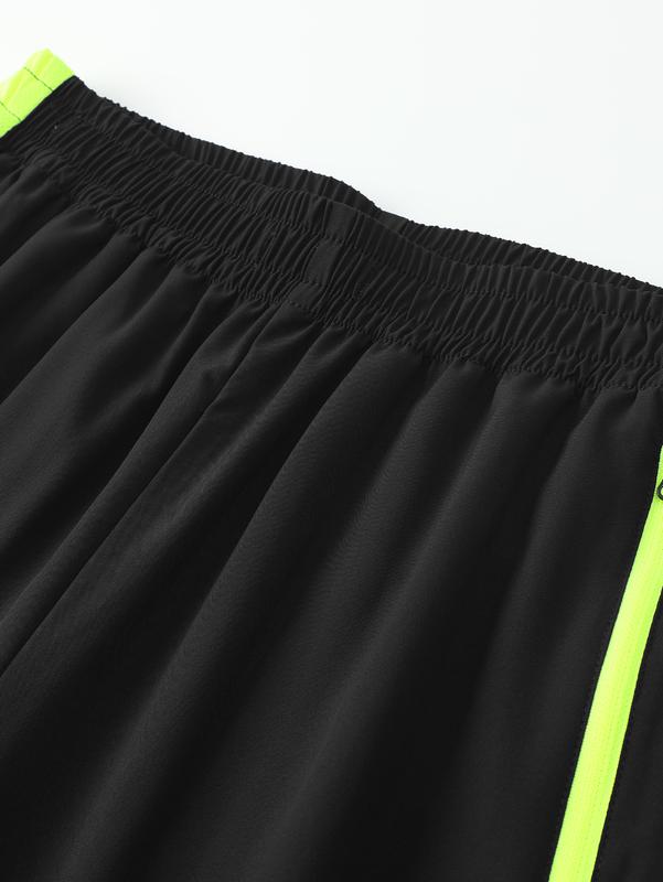 Men’s casual stand-collar jacket paired with athletic pants, breathable and comfortable, featuring an adjustable drawstring waist design, suitable for running, workouts, and everyday wear, ideal for athleisure street-style outfits in spring and summer.