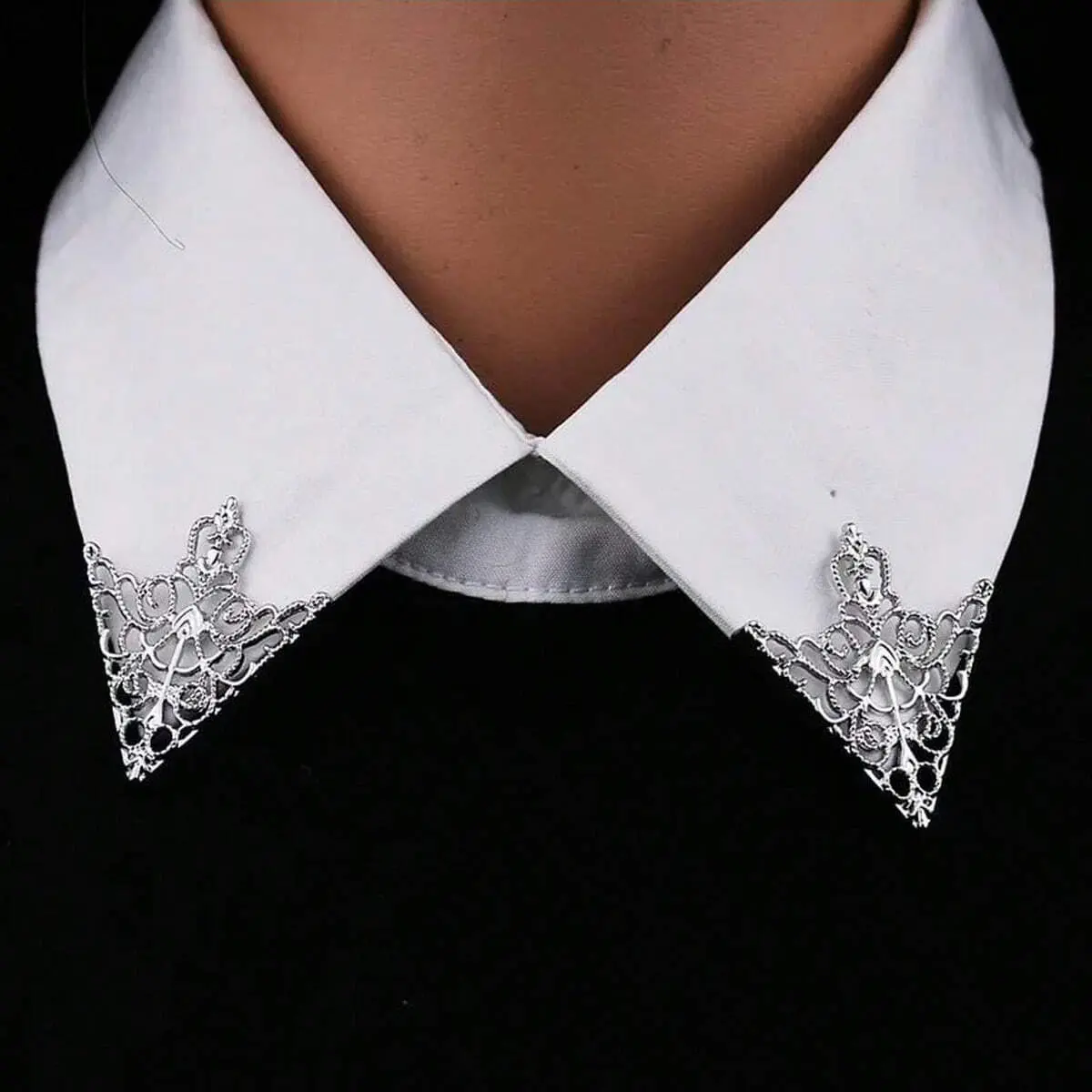Vintage Triangle Collar Chain Brooch – Simple Shirt Clip with Collar Bar, Flower & Horse Details, Retro Accessory for Women’s Blouses, Dresses & Formal Looks