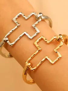 The trendy and fashionable hollow cross bracelet is suitable for daily wear, vacation and dating occasions, and is also a surprising and exquisite small gift.