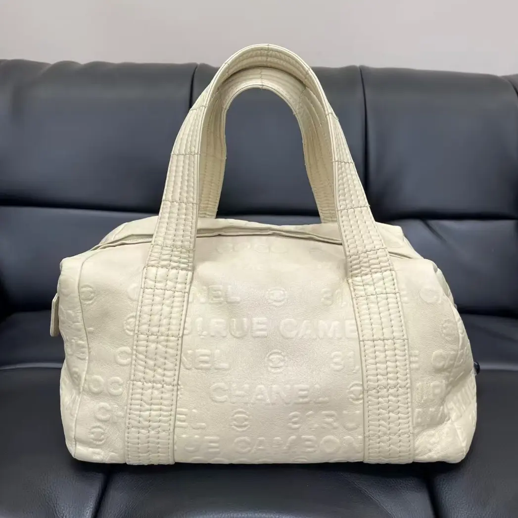 Pre-owned CHANEL cowhide Shoulder Bags White Calfskin Embossed Handbag with Silver Hardware